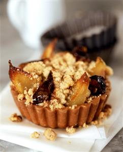 Tortino alla frutta (Pear & fig tartlet with crumble topping)