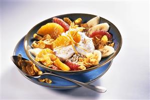 Muesli with citrus fruit and cornflakes