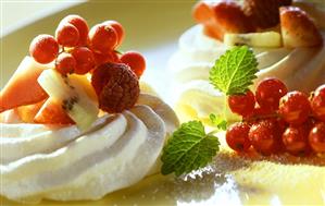 Meringues with frozen fruits