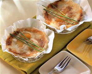 Apricot and gorgonzola tarts in the baking cases (2)