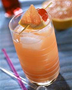 Rum and grapefruit cocktail (Golden rum shake)