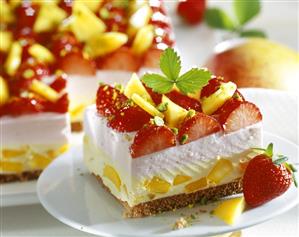 Strawberry and mango gateau with chopped pistachios