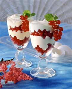 Vanilla mousse with redcurrants in glasses