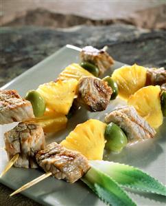 Flambéed veal kebabs with pineapple and olives