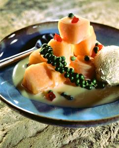 Flambéed honeydew melon with green pepper in vanilla sauce