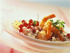 Spicy rice and shrimps with redcurrants