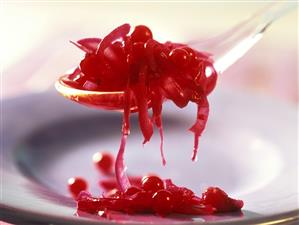 Spicy-sweet onions with redcurrants on spoon
