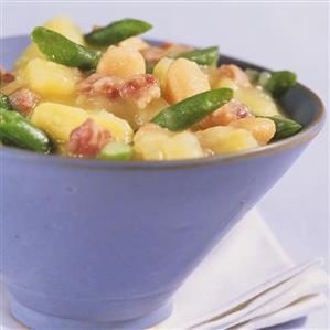 Bean stew with potatoes, apples and bacon (Stamppott)