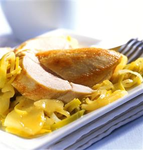 Chicken breast with leeks and apples