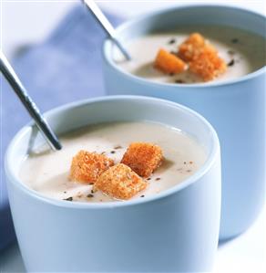 Hamburg parsley soup with chili croutons