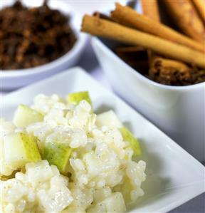 Rice pudding with pear; cinnamon; cloves