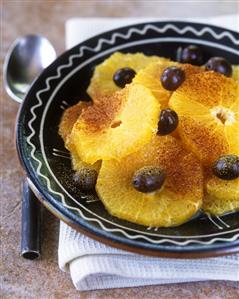 Cinnamon oranges with black olives