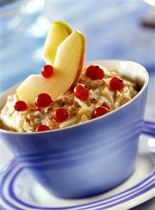 Crunchy muesli with apple, banana and redcurrants