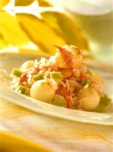 Fruity rice salad with shrimps