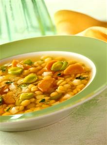 Low-fat pea soup with leeks and carrots