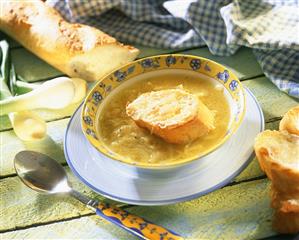 Onion soup with slices of baguette with toasted cheese