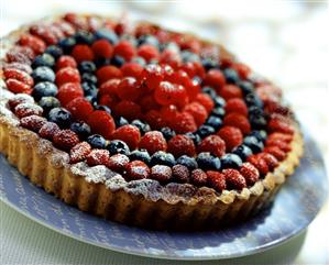 Gateau with forest fruits and icing sugar (1)