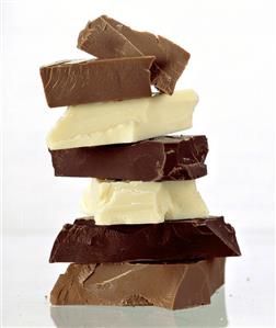 Pile of pieces of white and dark chocolate (1)