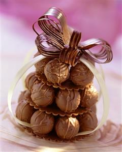 Advocaat chocolates with chocolate bow