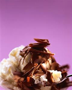 White chocolate ice cream with chocolate sauce & curls (2)