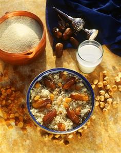 Couscous with dates, raisins and nuts. Receta disponible.