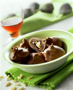 Fichi e pinoli al cioccolato (stuffed chocolate figs, Italy)