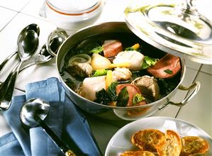 Marmite riche: stew with vegetables & meat; cheese croutons