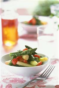 Asparagus salad with strawberries; drinks