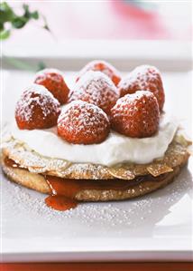 Strawberry and almond tartlet with cream and icing sugar (2)