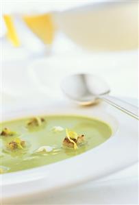 Lettuce soup with sour cream and croutons (2)