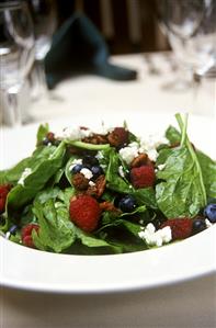 Spinach salad with berries, nuts and goat's cheese