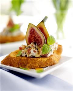 Crostini with quark and fresh figs