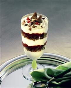 Quark cream with cranberries and pumpernickel