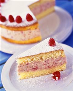 Raspberry gateau with icing sugar