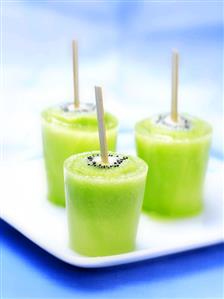 Kiwi fruit ice cream on stick on tray. Receta disponible TR