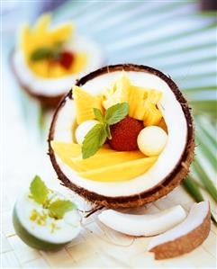 Exotic fruit salad with coconut yoghurt from Thailand. Receta disponible TR