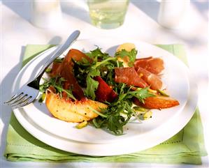 Salad with Parma ham, rocket and nectarines