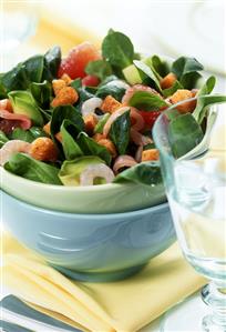 Corn salad with shrimps, grapefruit and croutons