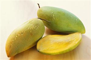 Mangos (Khieo Savoei variety) with drops of water