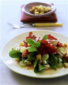 Radicchio salad with gorgonzola, grapes and croutons