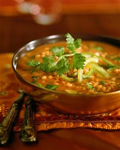 Lentil soup with strips of pepper and parsley. Receta disponible.