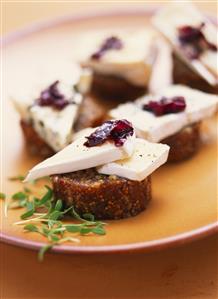 Fig bread with cheese and radicchio