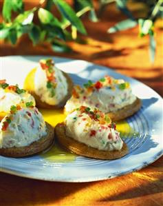 Cassata e biscotti (Ice cream on biscuits in honey sauce, Italy)