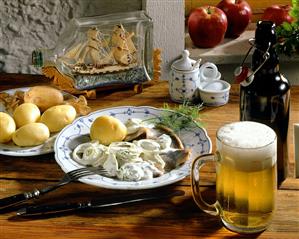 Matje herring fillet with apples, onions & potatoes; beer