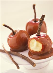 Apples with caramel sauce