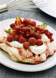 Meringue with fresh berries and cream