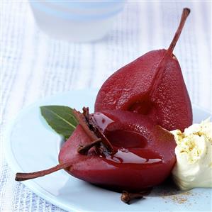 Red wine pear with cinnamon cream (1)