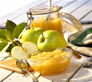 Apple compote in bowl and jar; fresh green apples. Receta disponible TR