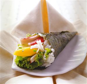 Temaki with rice, surimi and mango. Receta disponible TR.