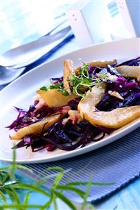 Red cabbage salad with fried apples